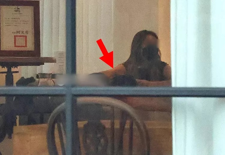 安以轩神隐537天首现身 消瘦憔悴看诊