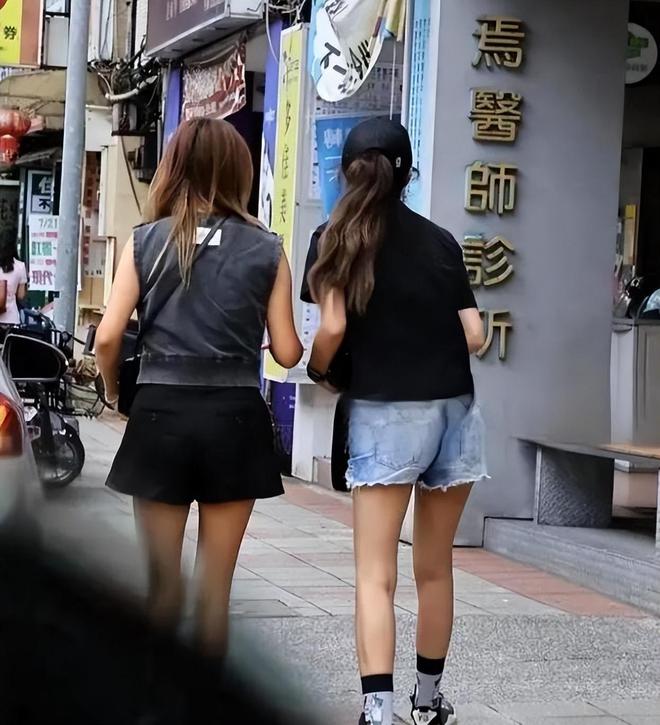 安以轩神隐537天首现身 消瘦憔悴看诊