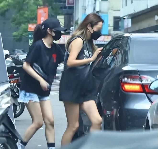 安以轩神隐537天首现身 消瘦憔悴看诊