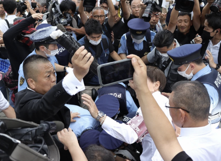 安倍被枪杀一周年祭典 数名男子疑“持枪”接近献花台被制服
