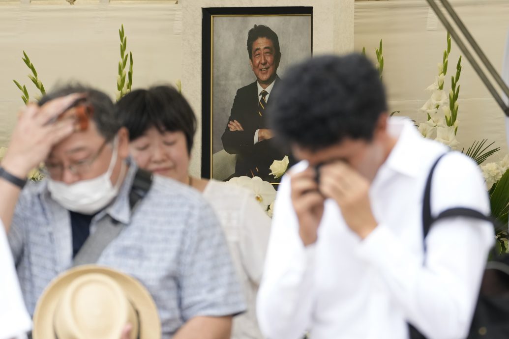 安倍遇刺1周年悼念活动 遭警制服“疑似持枪男子”是YouTuber