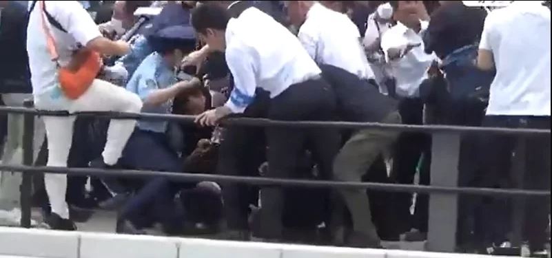 安倍遇刺1周年悼念活动 遭警制服“疑似持枪男子”是YouTuber