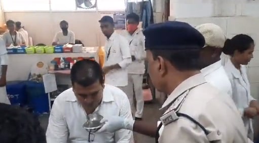 官员收贿被警当场抓到 直接吞下钞票毁证