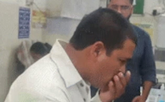 官员收贿被警当场抓到 直接吞下钞票毁证