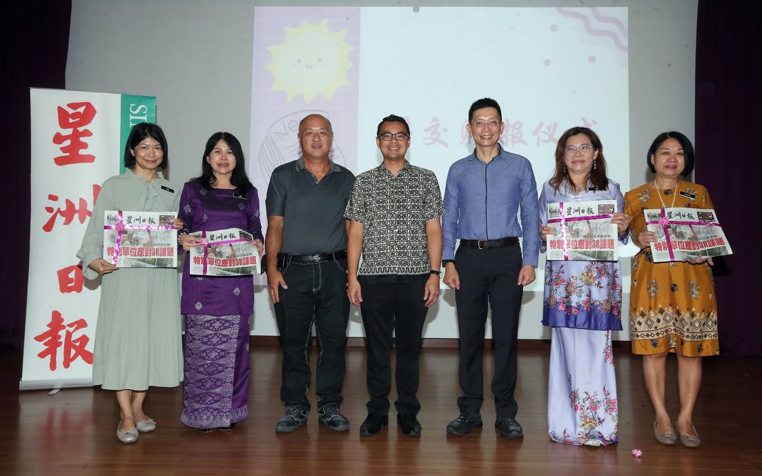 封底-大都会:本报学生阅读计划赠报仪式/2图