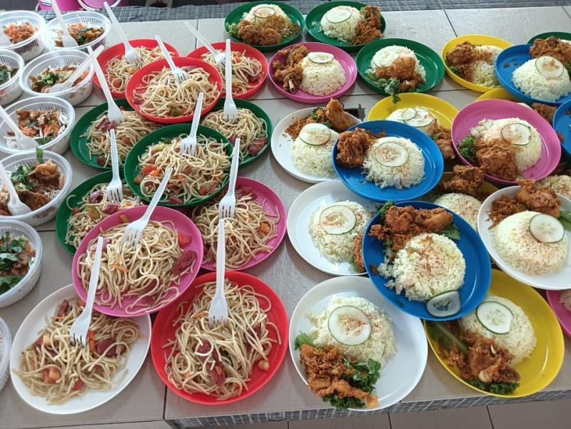 小学食堂炸鸡饭RM2不贵 “只是鸡肉小得可怜”