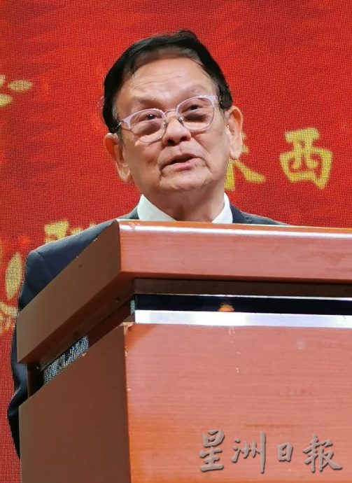 **己签发**柔：社团版头条：马币跌、生活费高却不影响销量，今年汽车总销估可维持72万辆