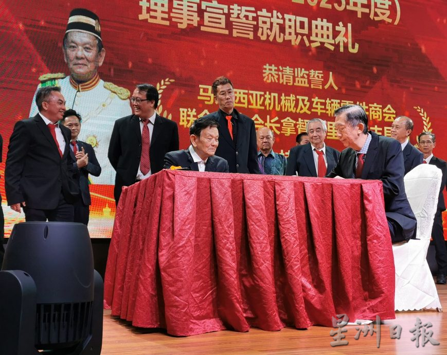 **己签发**柔：社团版头条：马币跌、生活费高却不影响销量，今年汽车总销估可维持72万辆