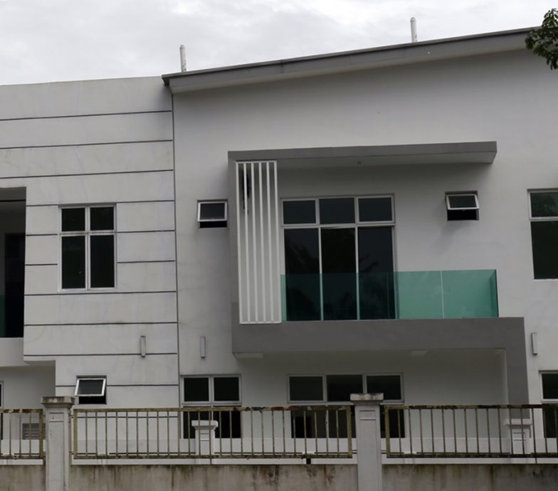 罗里维修厂爆炸,附近住宅玻璃窗震碎