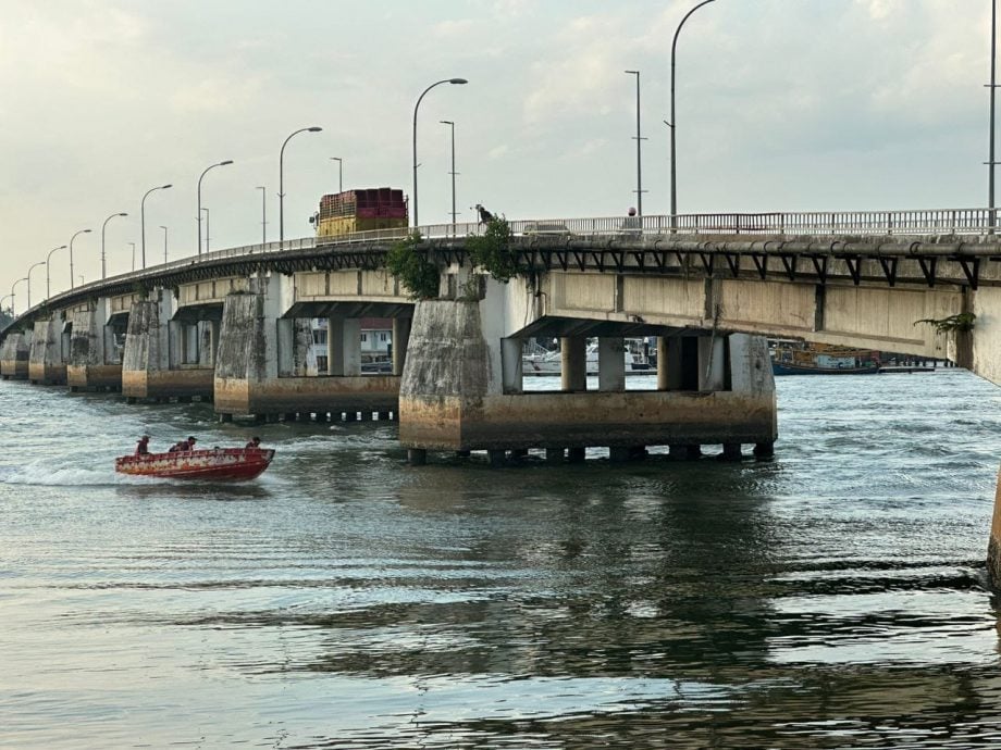 **已签发**柔(先供网):男子从兴楼桥一跃而下失踪,消拯局采水面搜寻行动寻人