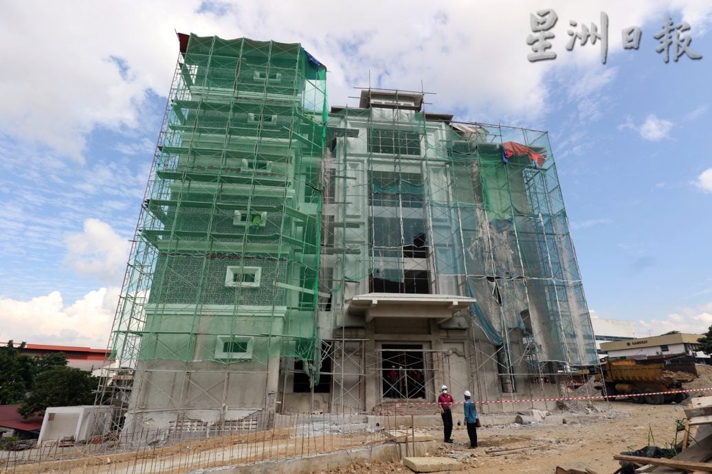 **已签发**柔：封面：【特稿】：已获官方批准，新山客家大楼命名“客家广场”