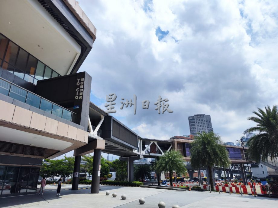 **已签发**柔:封面:【特稿】:新山最长行人桥“人车共行”,也成越堤族骑具停放区