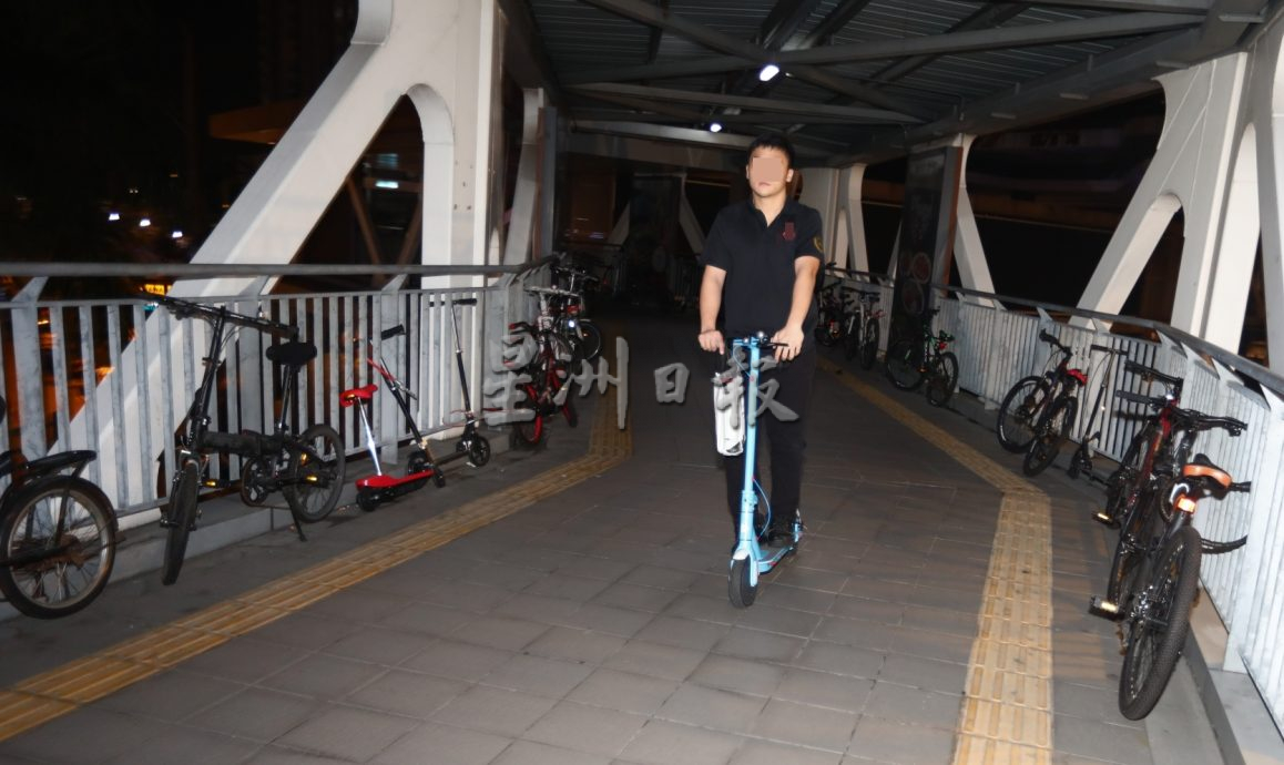 **已签发**柔:封面:【特稿】:新山最长行人桥“人车共行”,也成越堤族骑具停放区