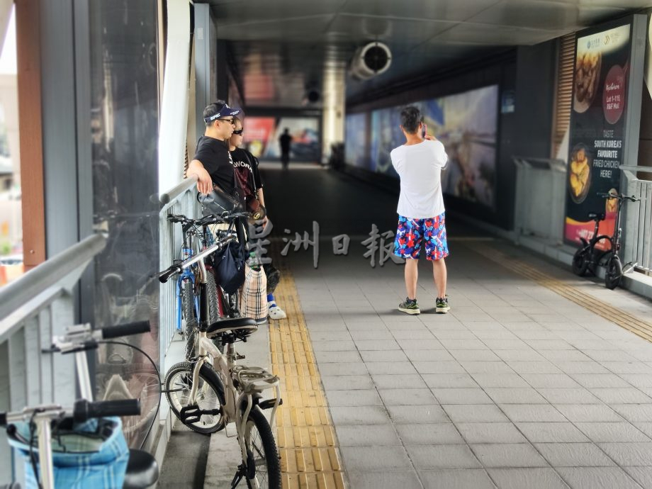 **已签发**柔:封面:【特稿】:新山最长行人桥“人车共行”,也成越堤族骑具停放区