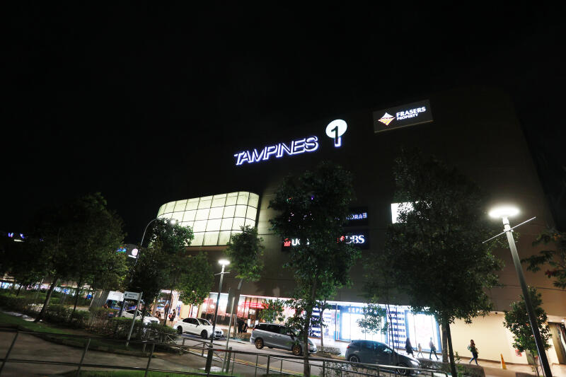 *已签发*柔：狮城二三事：商场挤电梯两家大混战 婴儿车掀翻七旬伯断3牙