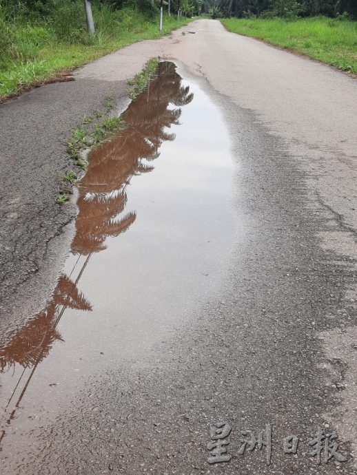 **已签发**柔:第二版头条:【民生特工队】:全长2公里却多处龟裂下陷,居民盼当局尽速维修道路