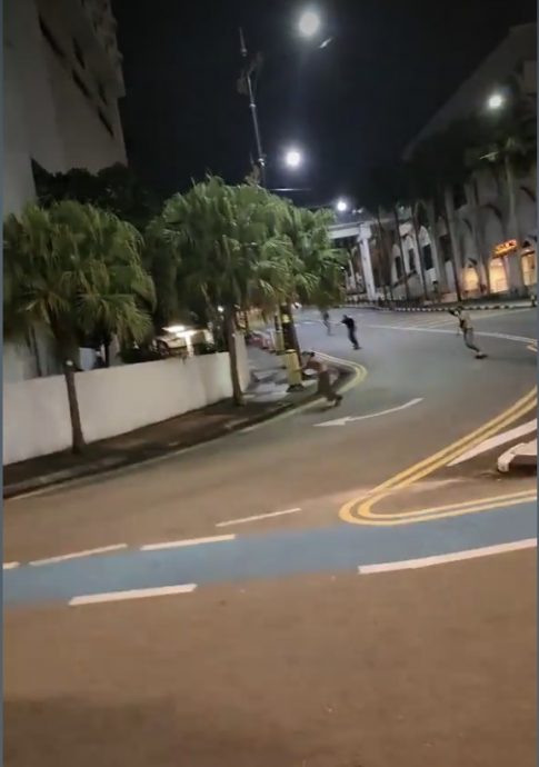 **已签发**柔:青少年成群公路玩滑板,警以扰民角度查办