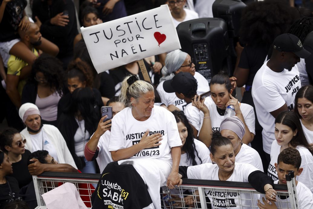 巴黎华人区店铺被破坏 载有中国游客旅巴遭砸