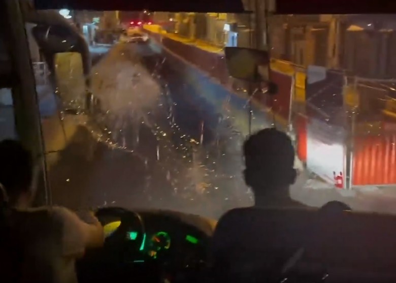 巴黎华人区店铺被破坏 载有中国游客旅巴遭砸