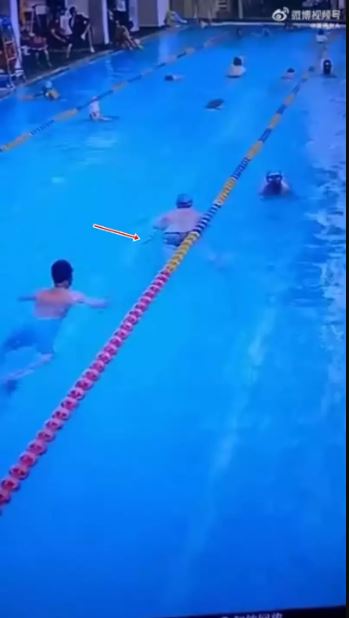 广州男“边游泳边脱裤拉屎” 网吓坏:后面那位大哥还好吗
