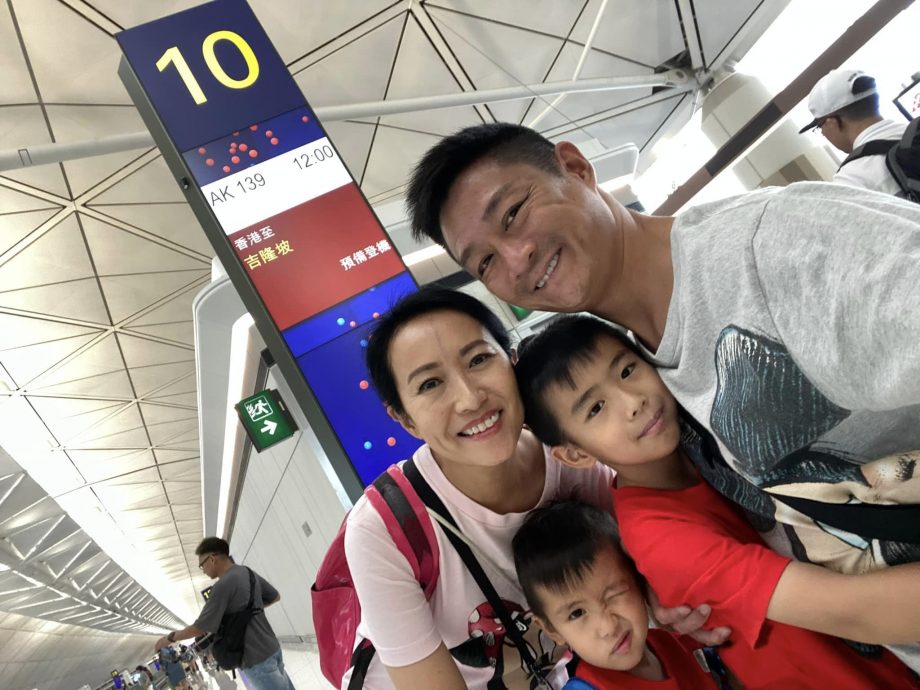 庆幸在香港打风前上机 TVB夫妻档一家来马度假	