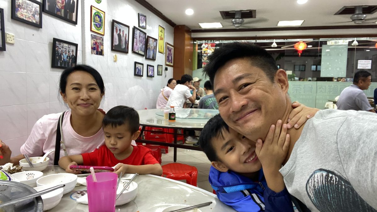 庆幸在香港打风前上机 TVB夫妻档一家来马度假	