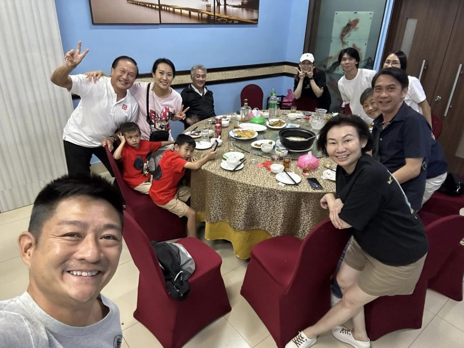 庆幸在香港打风前上机 TVB夫妻档一家来马度假	