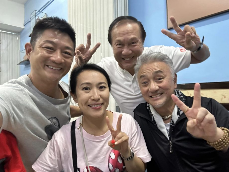 庆幸在香港打风前上机 TVB夫妻档一家来马度假	