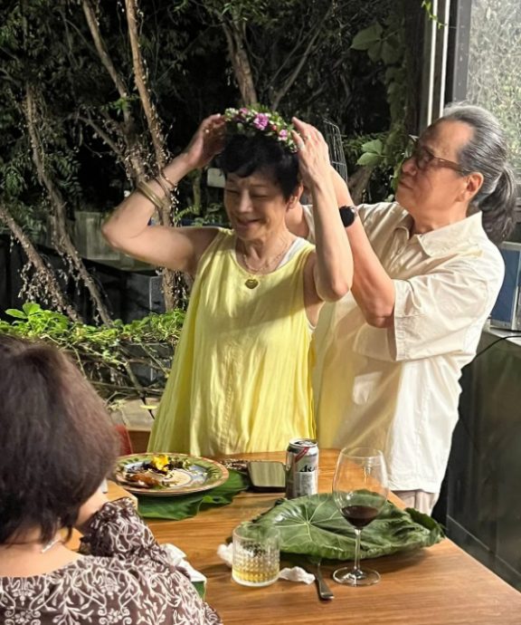 张艾嘉切烤乳猪迎70岁 老公献花环恩爱热吻