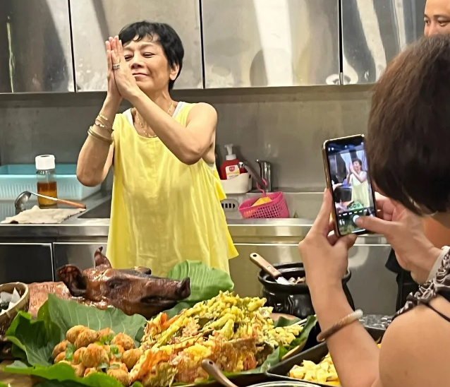 张艾嘉切烤乳猪迎70岁 老公献花环恩爱热吻