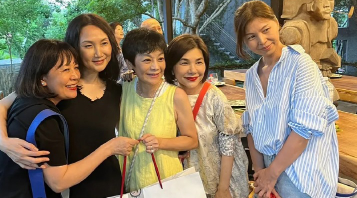 张艾嘉切烤乳猪迎70岁 老公献花环恩爱热吻