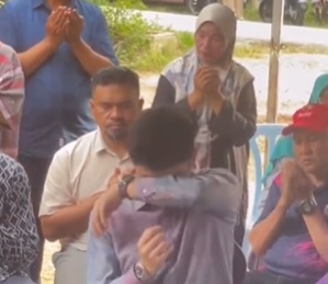 慰问遭山洪冲走惨剧家属 彭摄政王边祈祷边拭泪