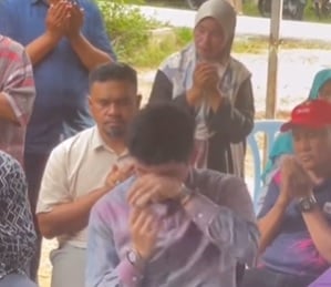 慰问遭山洪冲走惨剧家属 彭摄政王边祈祷边拭泪