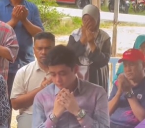 慰问遭山洪冲走惨剧家属 彭摄政王边祈祷边拭泪