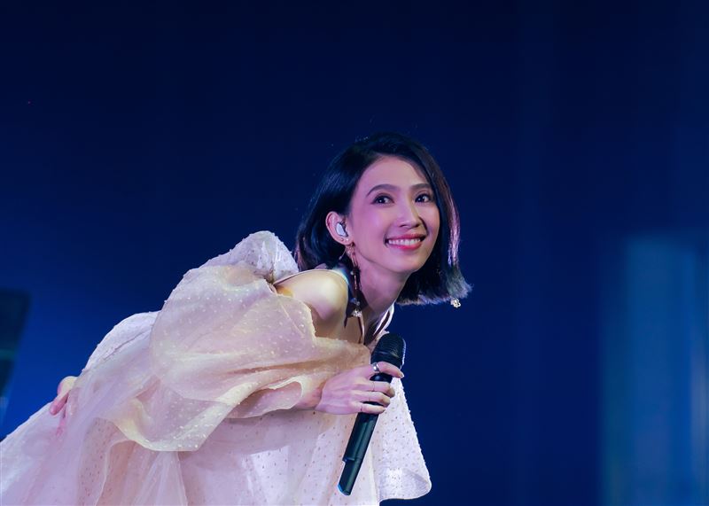 戴佩妮突道歉粉丝 “还是没成为专业歌手”