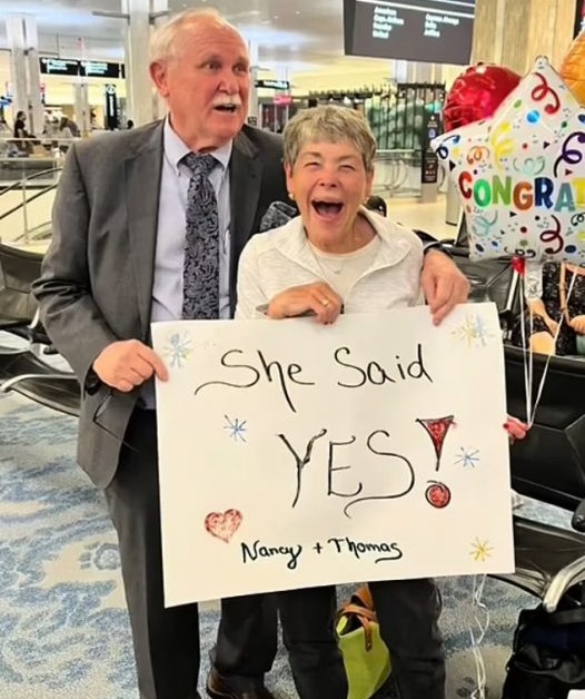 拼盘 视频∕ 初恋重逢:60年后男子机场感人求婚