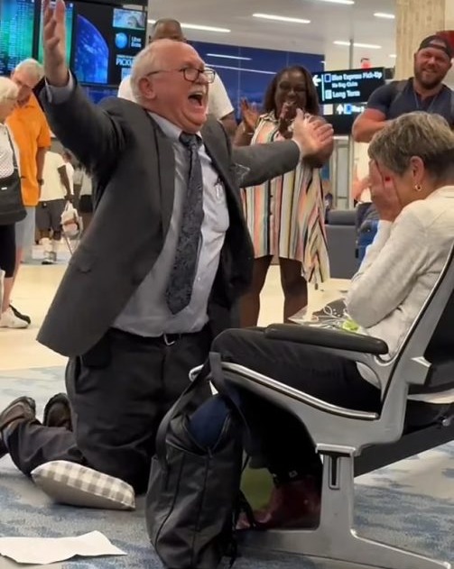 拼盘 视频∕ 初恋重逢:60年后男子机场感人求婚