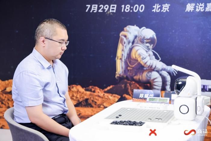 拼盘/中国国产围棋人机对决 陈耀烨不敌下棋机器人“元萝卜”