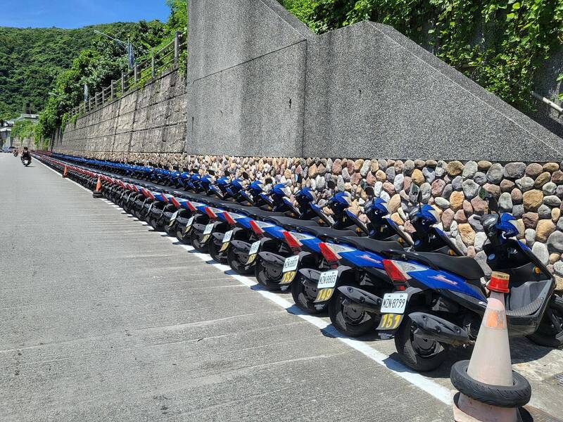 拼盘／数十辆同款摩托车排列超整齐 网民：绿岛有强迫症的摩托车业者