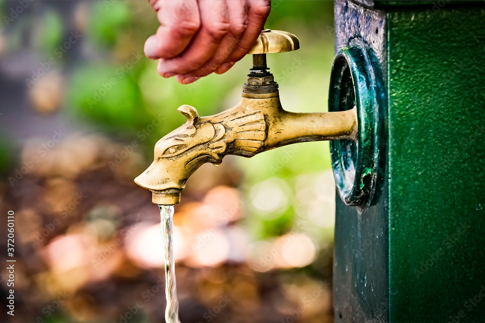 拼盘/邻居13年不关水龙头!水淹自家...他见理由崩溃:我的问题?