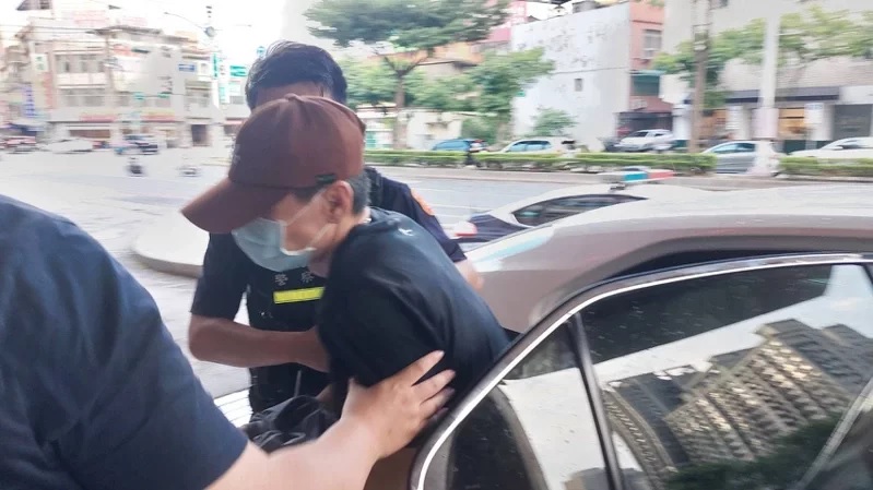 持鎗威胁前女友复合 听母一声劝他投降了