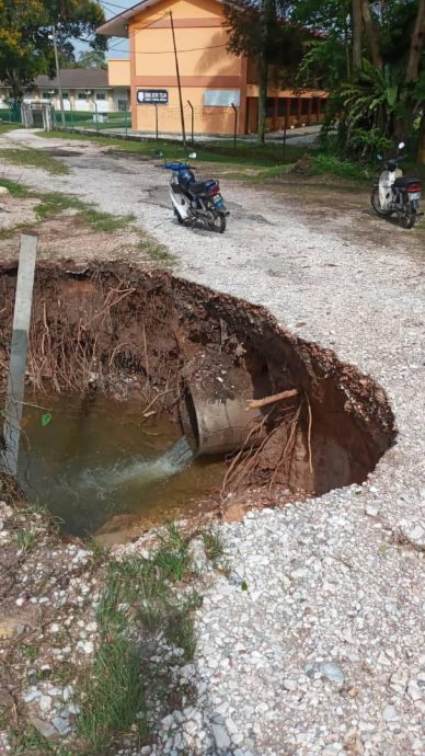 斯里迪遮国中侧门捷径 土地侵蚀现积水洞坑