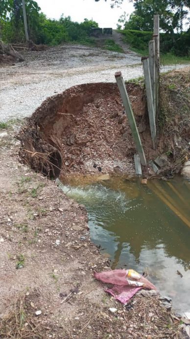斯里迪遮国中侧门捷径 土地侵蚀现积水洞坑