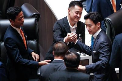 新图THAILAND POLITICS:Pita Limjaroenrat is being suspended from MP duty over his election rules violation case