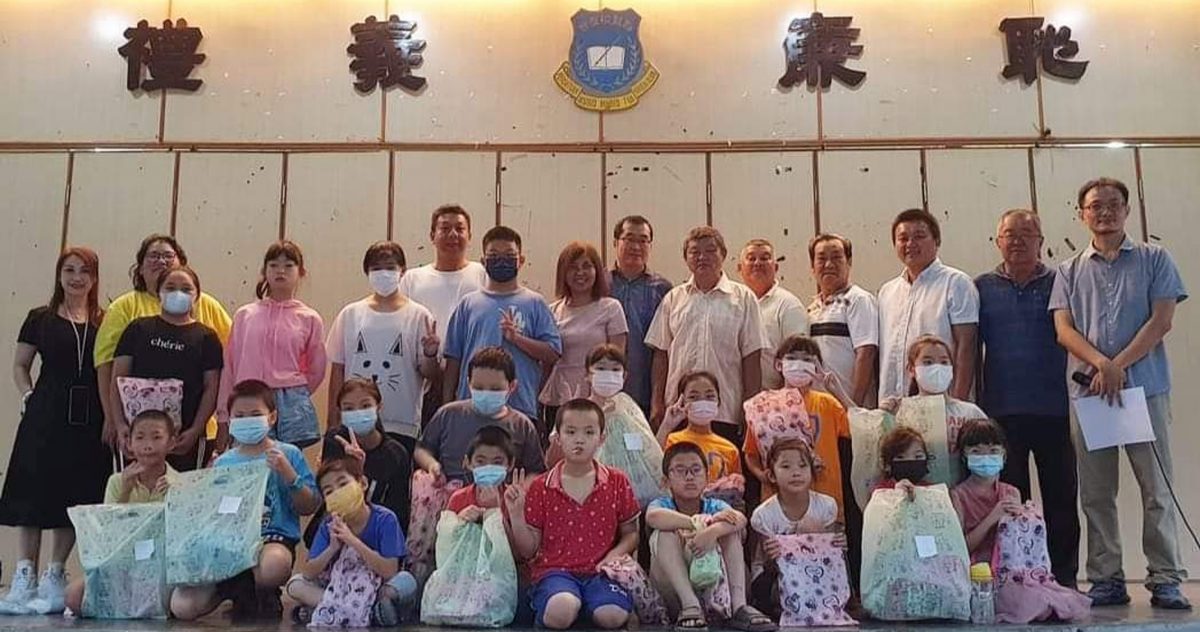 新村孩子下场裹粽庆端午