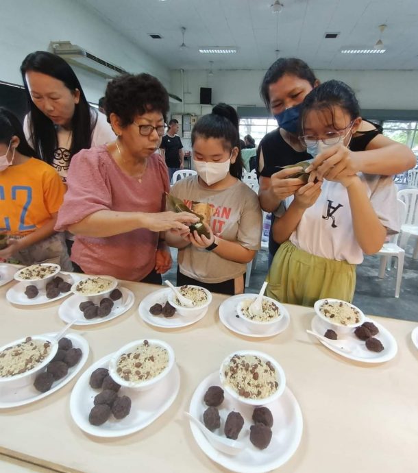 新村孩子下场裹粽庆端午