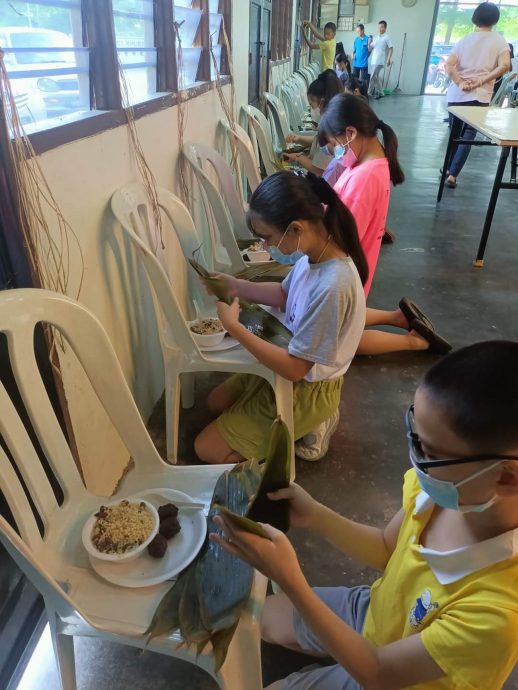 新村孩子下场裹粽庆端午