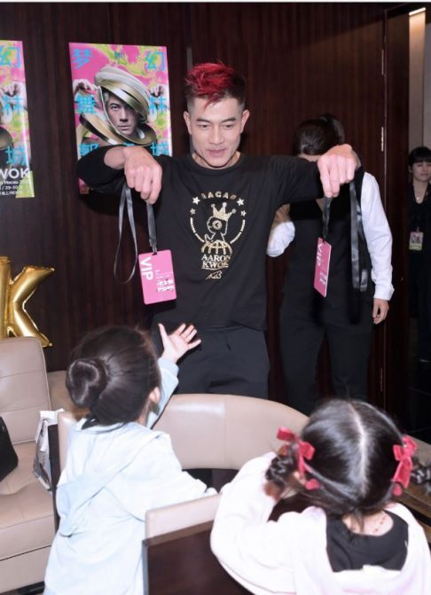 方媛不遮了首曝光长女侧颜 粉丝暴动:顶级颜值的一家!