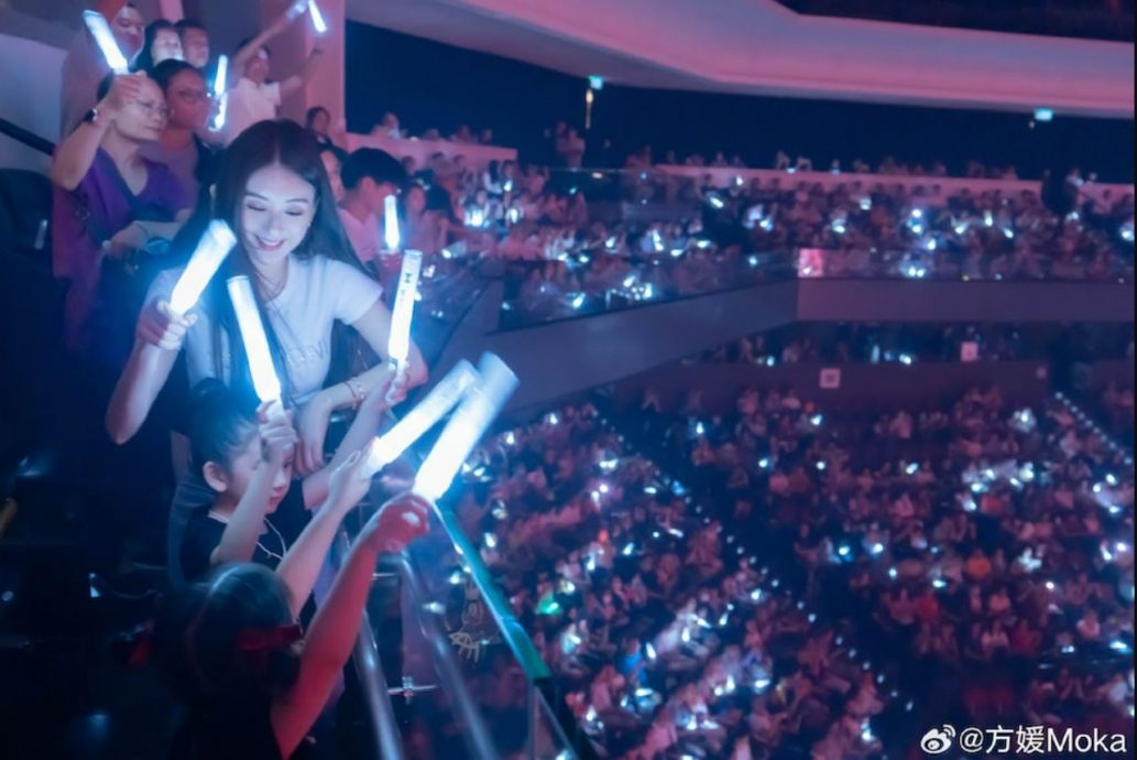 方媛不遮了首曝光长女侧颜 粉丝暴动:顶级颜值的一家!