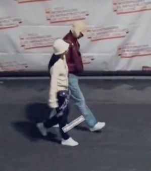  晒巴黎约会同款认恋V？  Jennie惹粉丝轰让出BP